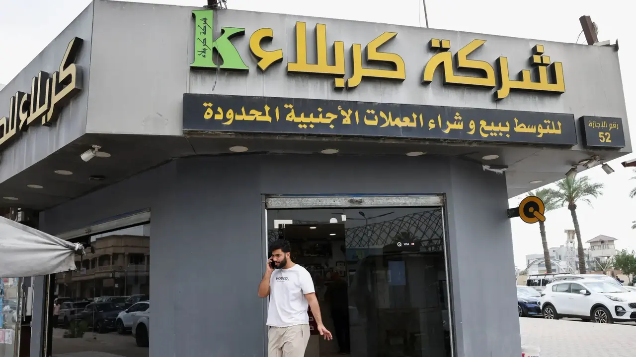 سعر صرف الدولار أمام الدينار العراقي اليوم: تطورات السوق الموازي.